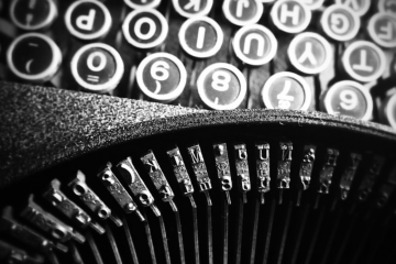 Vanhan kirjoituskoneen näppäimistöä