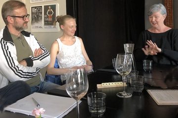 Eija Hinkkala kertomassa Kertsi ry:n jäsenille lauluntekijän työstä.